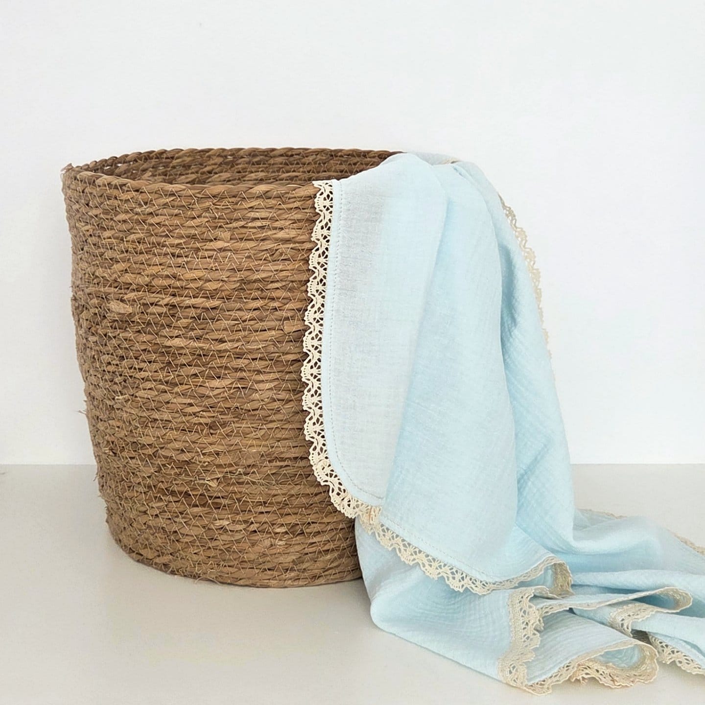 Muselina bleu pentru bebelusi cu dantela, realizata din bumbac muselina 100% certificat Oeko-Tex, ideala pentru somn si infasat