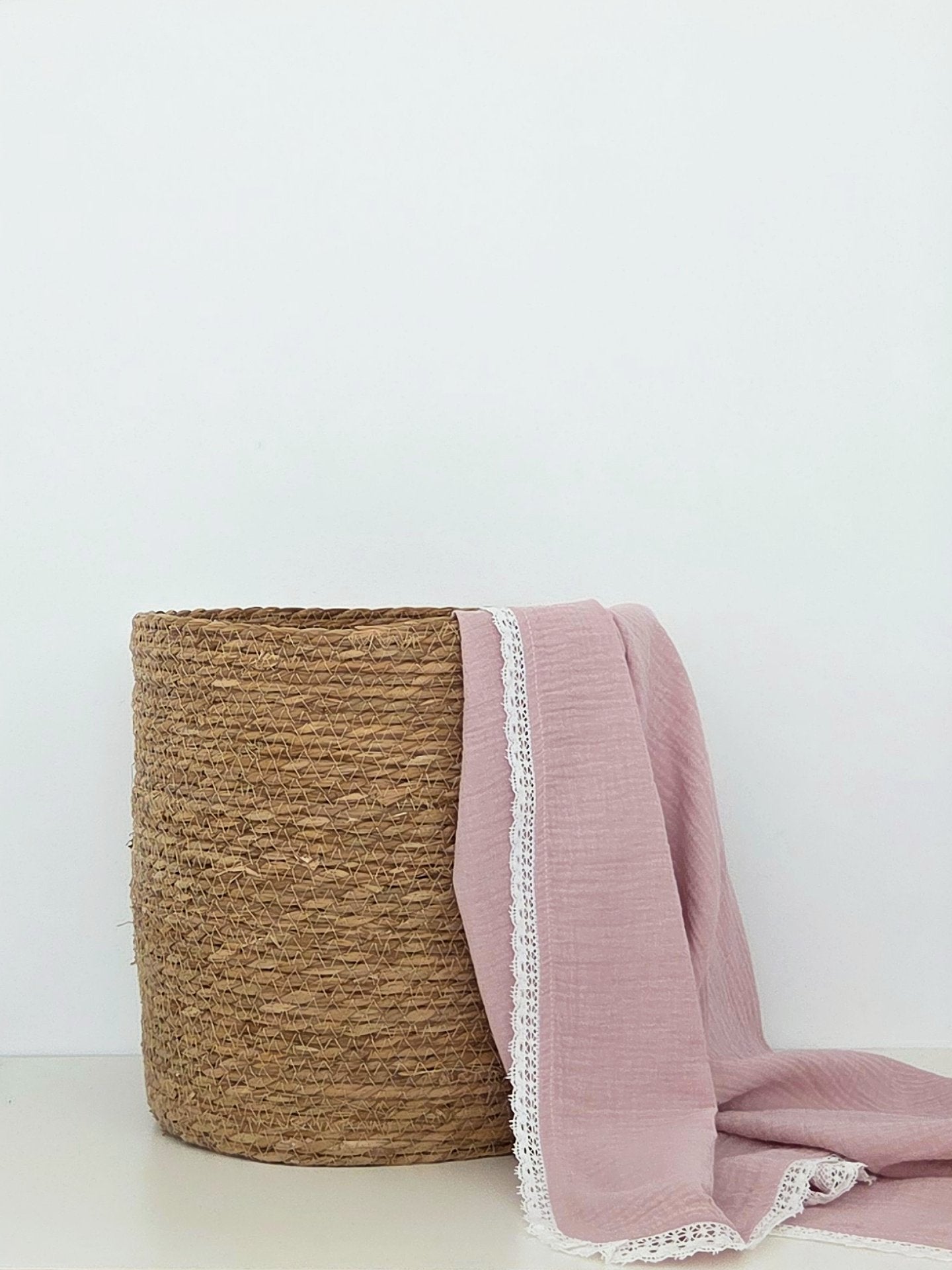 Muselina petale pentru bebelusi cu dantela, realizata din bumbac muselina 100% certificat Oeko-Tex, ideala pentru somn si infasat