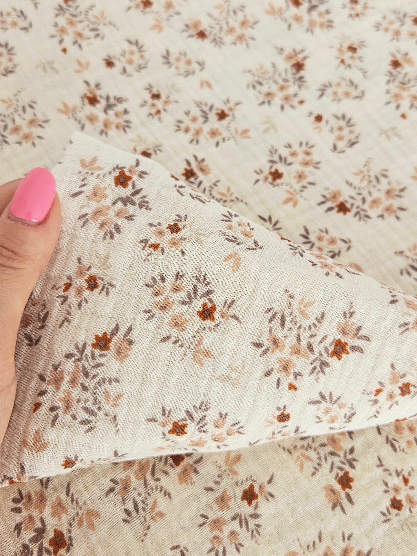 Detaliu imprimeu Bouquet Ecru pe muselina bumbac 100% Oeko-Tex, realizata de Misina's Store