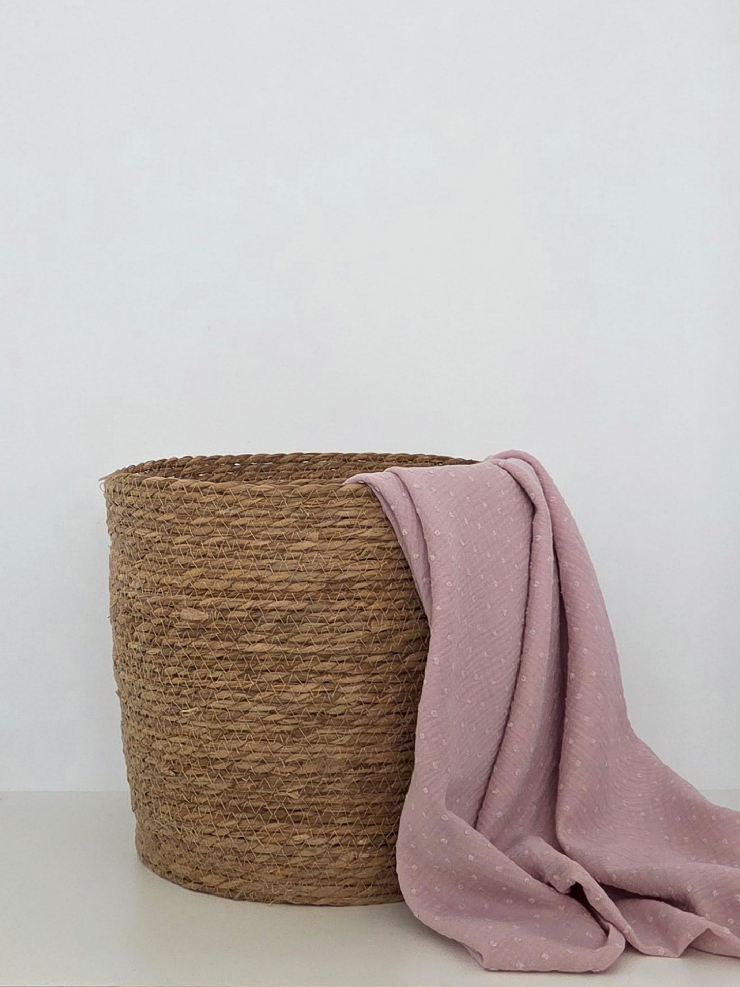 Muselina din bumbac 100% culoare Dobby Pink, dimensiune 70 x 90 cm, material moale si respirabil