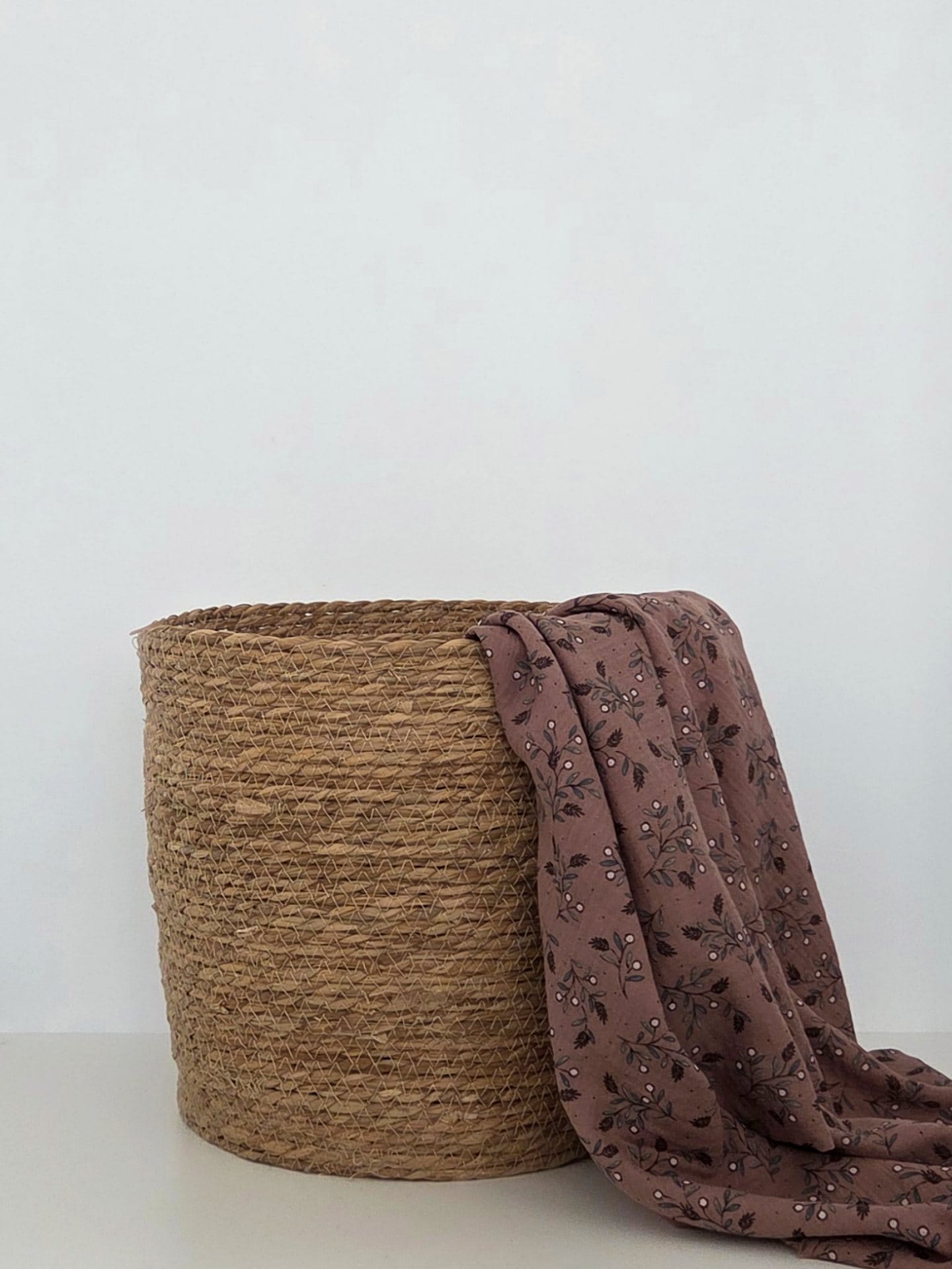 Muselina din bumbac 100% model Leaves Mocha, dimensiune 70 x 90 cm, material moale si respirabil