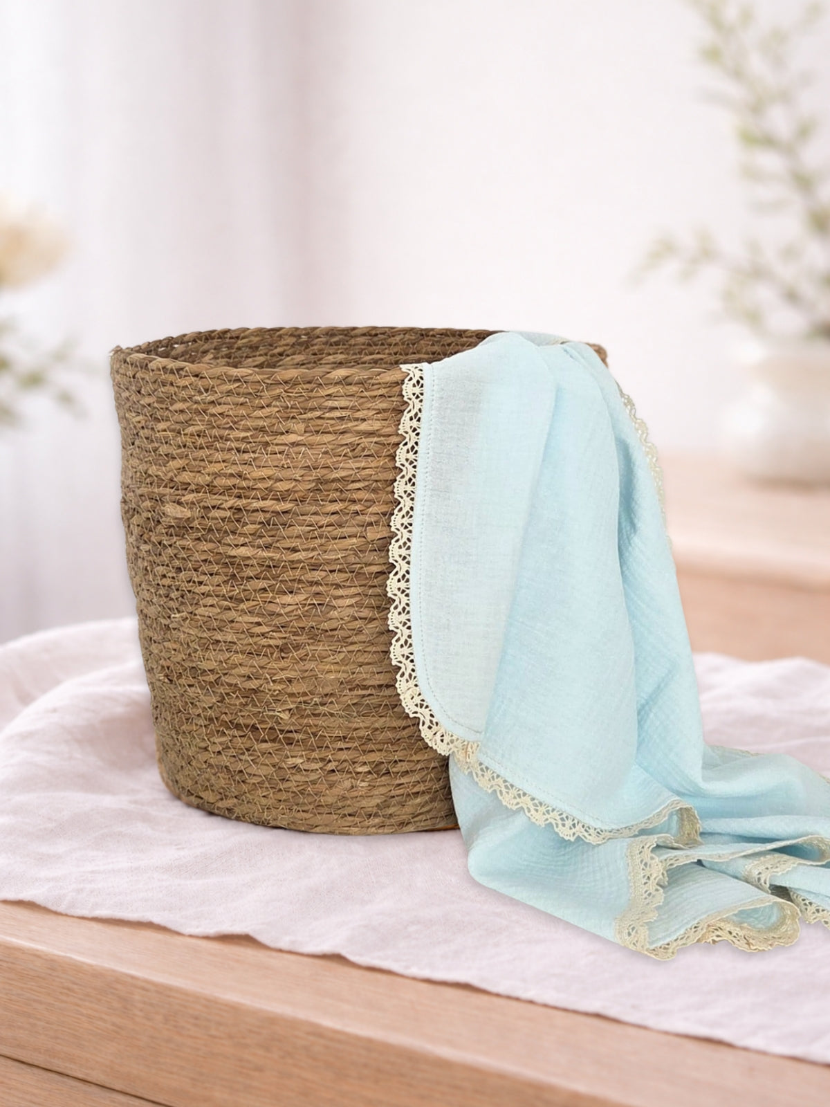 Muselina din bumbac 100% pentru bebelusi, model Leia Light Blue cu dantela