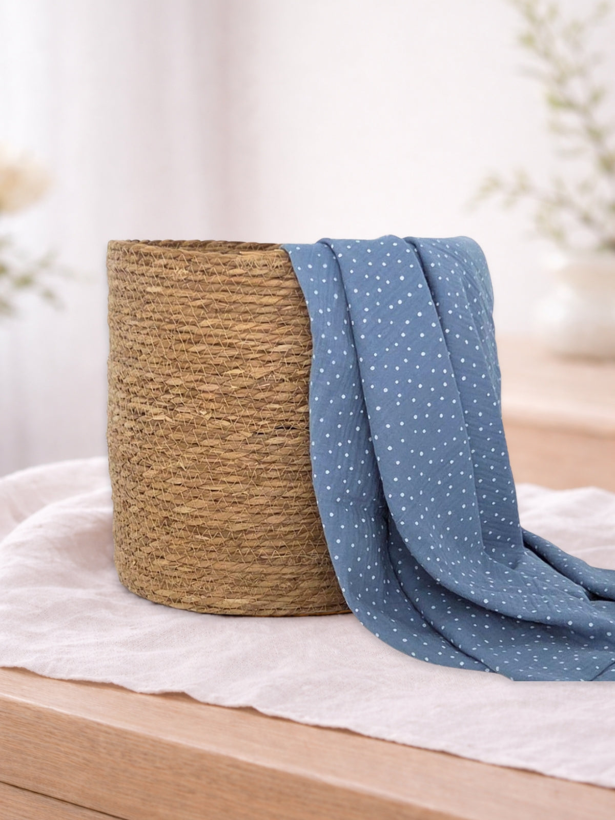 Muselina din bumbac 100% pentru bebelusi, model Little Dots Light Blue
