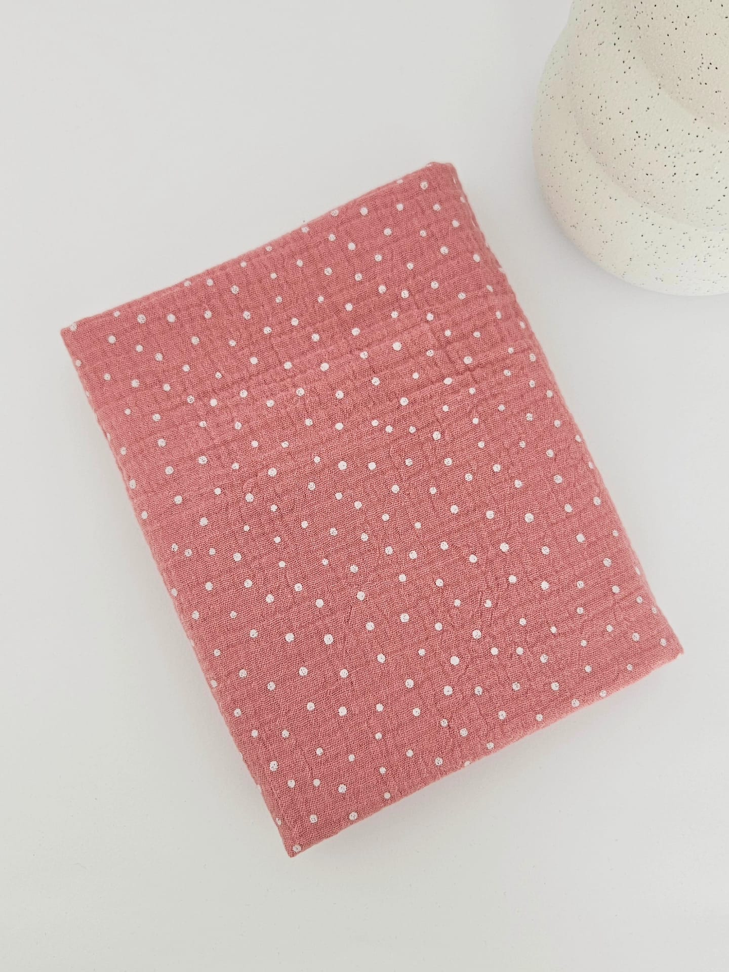 Detaliu textura muselina  Little Dots Old Rose din bumbac