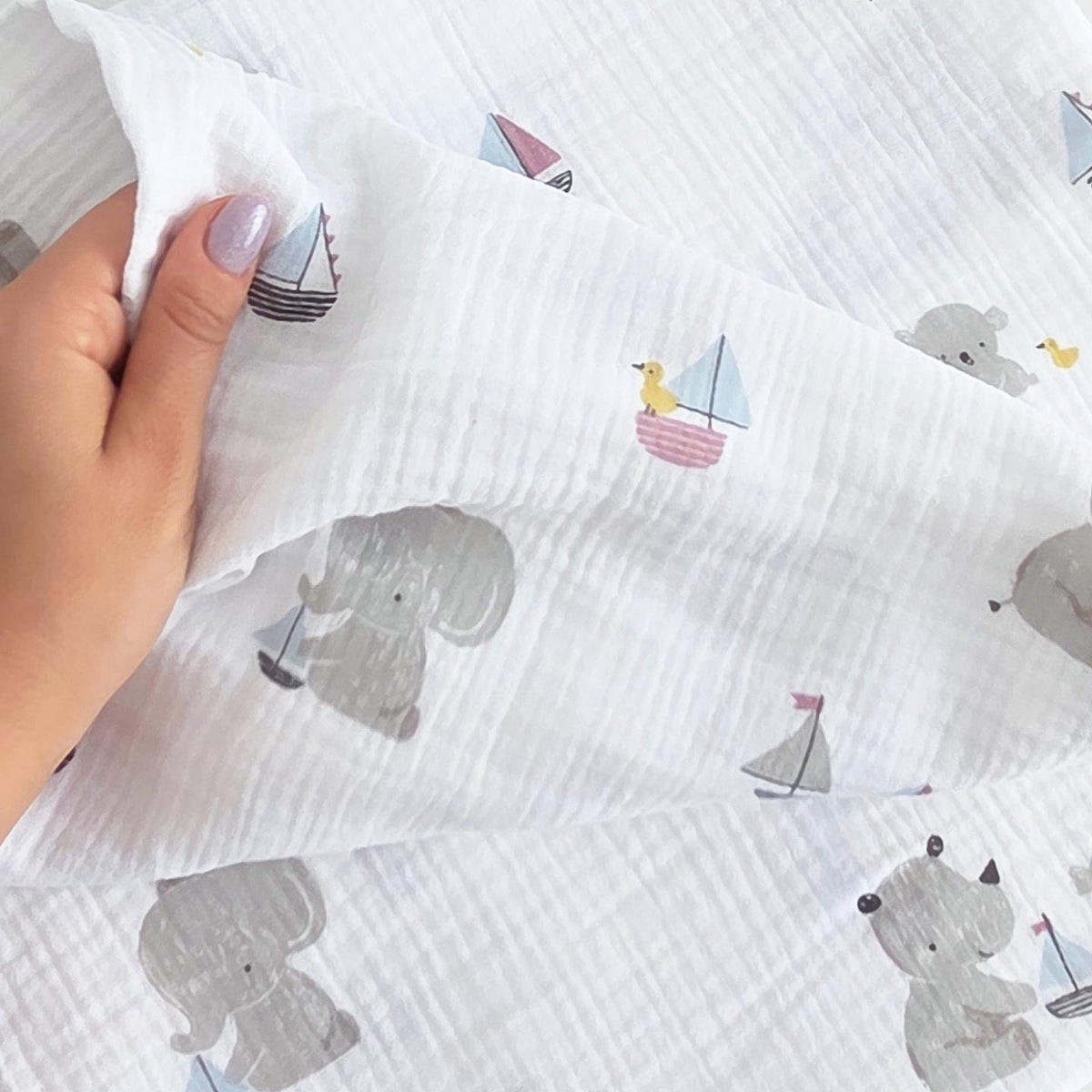Detaliu muselina din bumbac 100% pentru bebelusi, model Little Elephants & Rhinos White