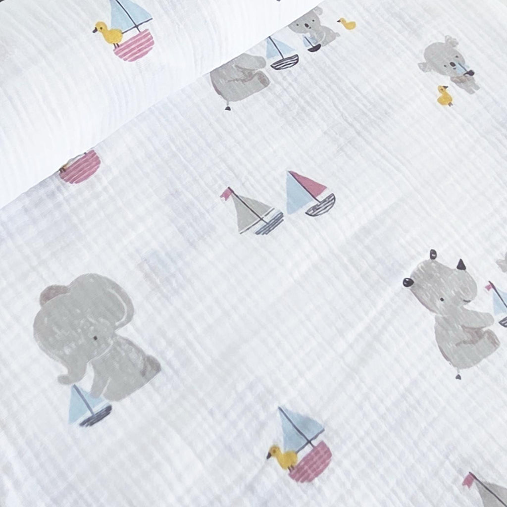 Muselina din bumbac 100% pentru bebelusi, model Little Elephants & Rhinos White, rulata