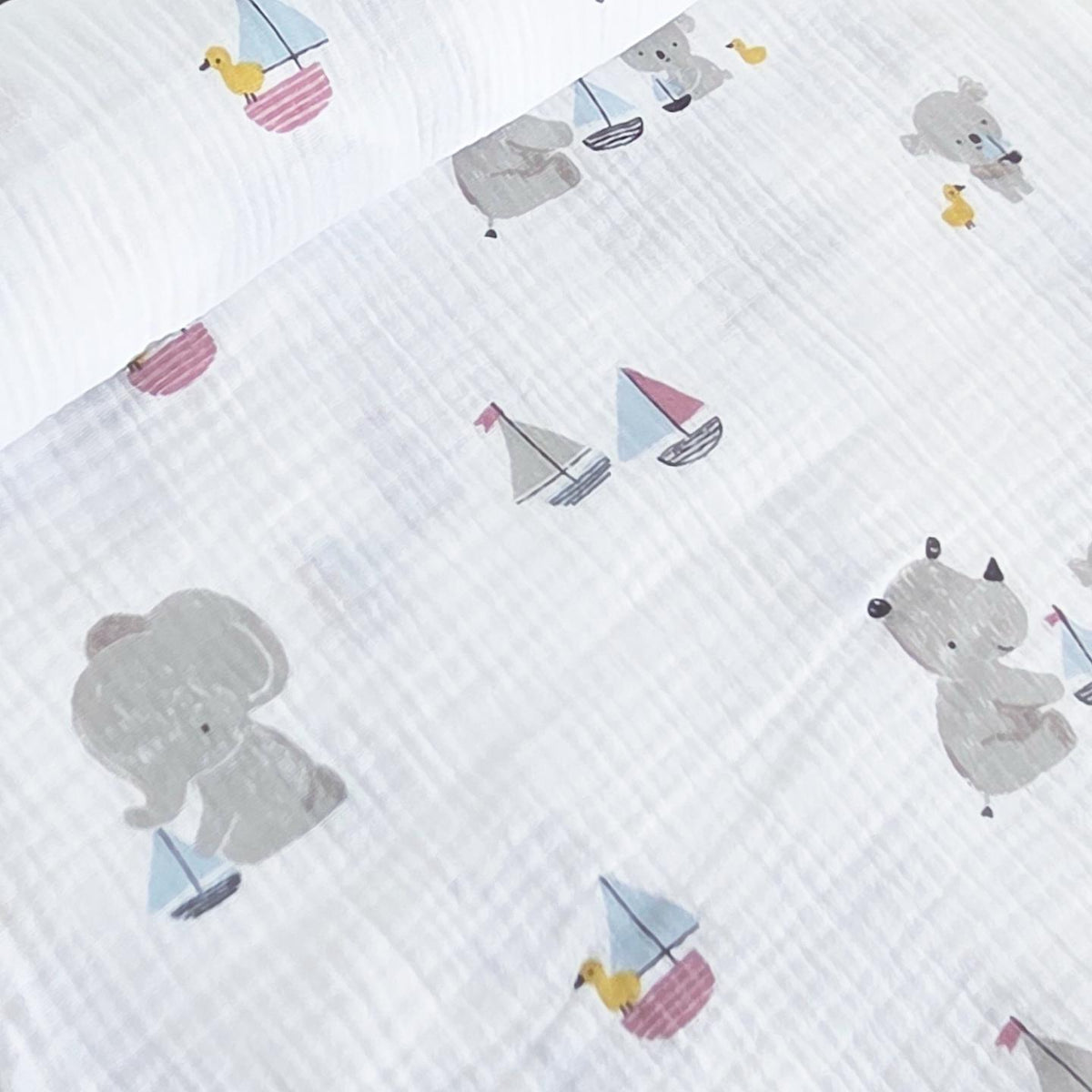Muselina din bumbac 100% pentru bebelusi, model Little Elephants & Rhinos White, rulata