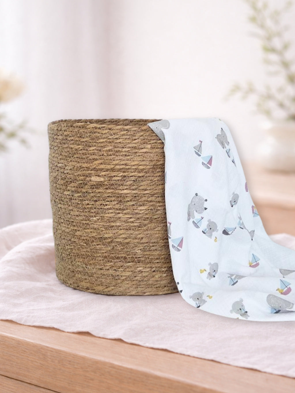 Muselina din bumbac 100% pentru bebelusi, model Little Elephants & Rhinos White