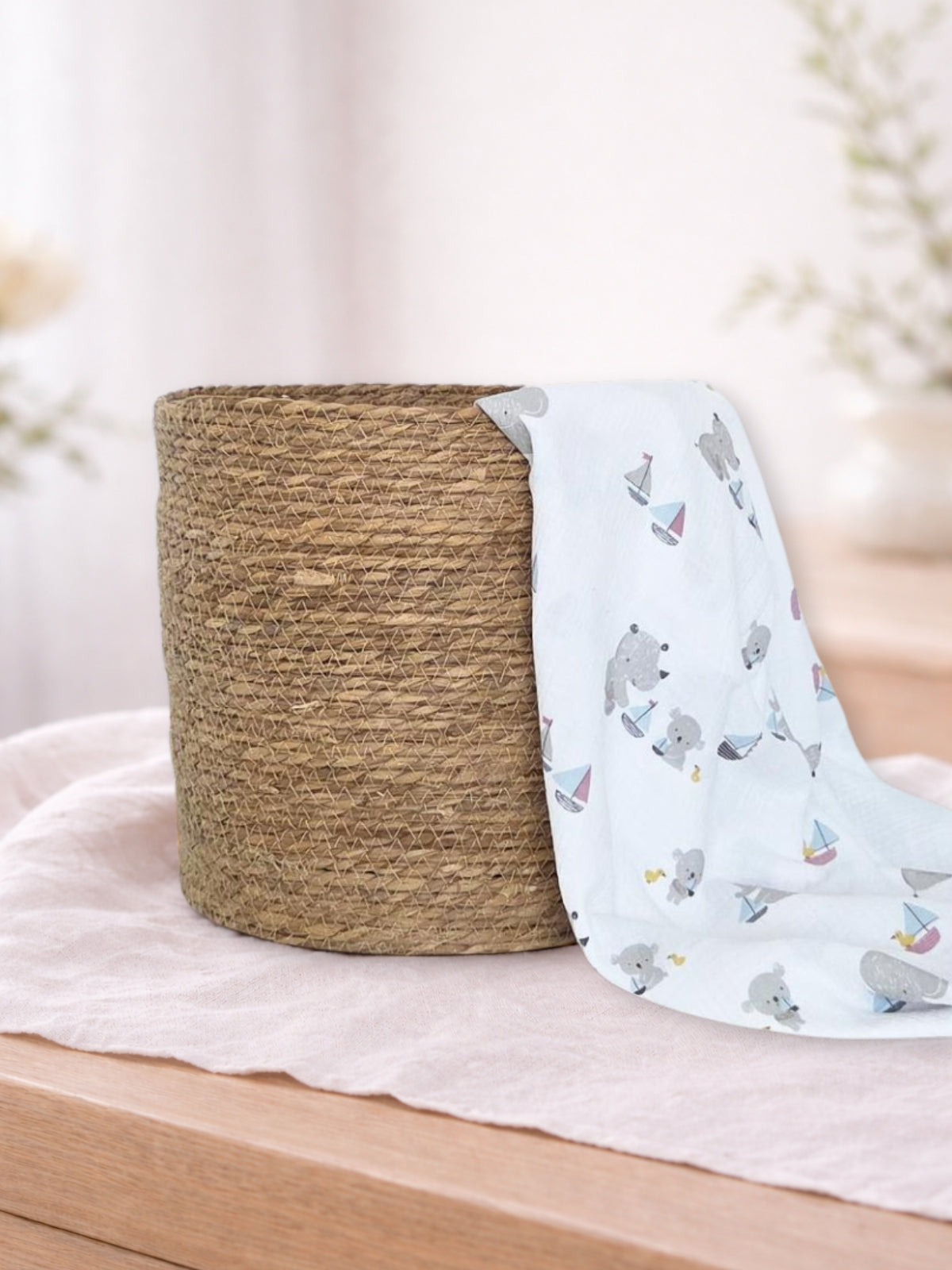 Muselina din bumbac 100% pentru bebelusi, model Little Elephants & Rhinos White