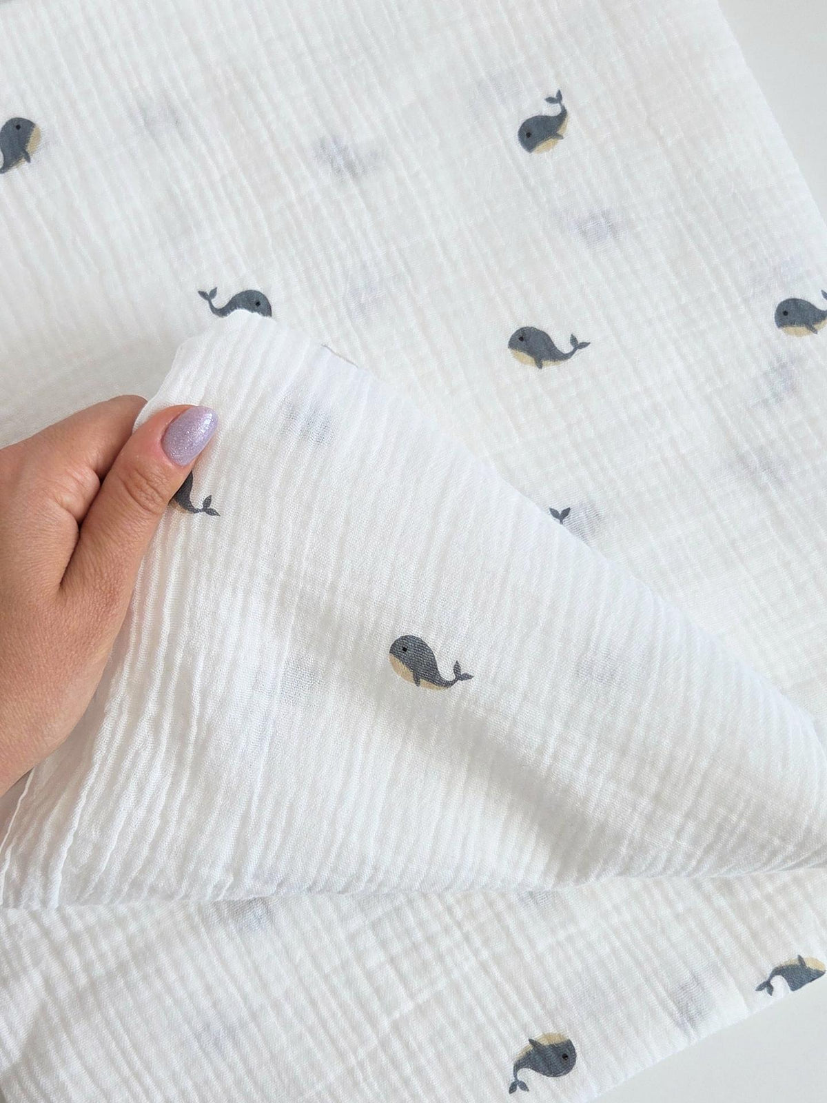 Detaliu muselina din bumbac 100% pentru bebelusi, model Little Whales White