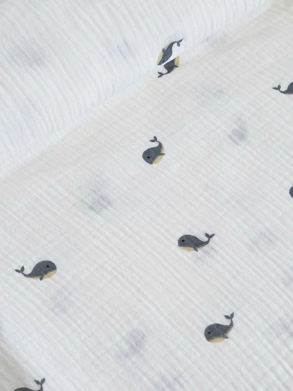 Muselina din bumbac 100% pentru bebelusi, model Little Whales White, rulata