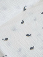 Muselina din bumbac 100% pentru bebelusi, model Little Whales White, rulata