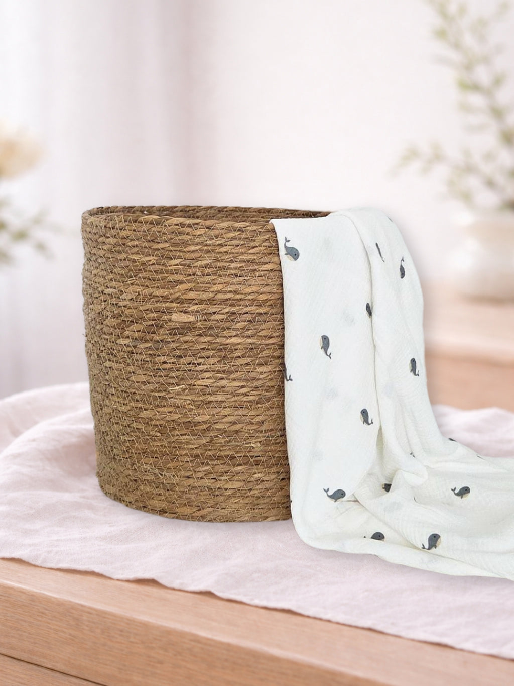 Muselina din bumbac 100% pentru bebelusi, model Little Whales White