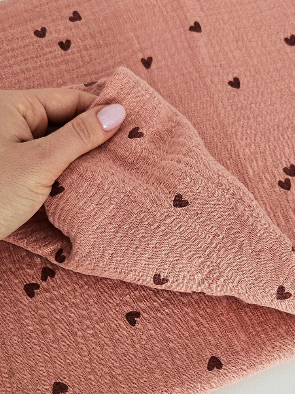 Detaliu textura muselina Small Hearts Blush din bumbac