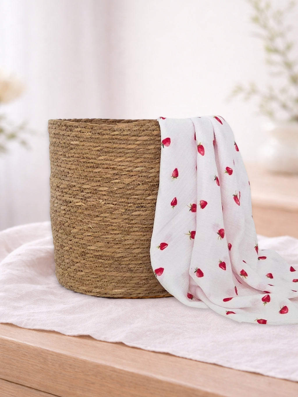 Muselina din bumbac 100% pentru bebelusi, model Strawberry White