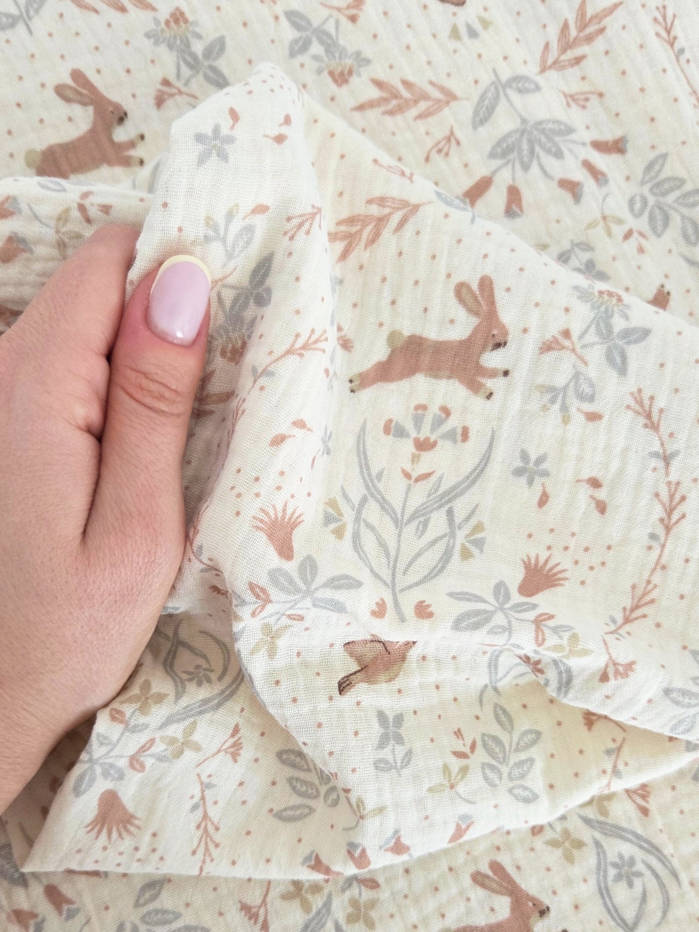 Detaliu textura muselina Country Cottage Spring din bumbac