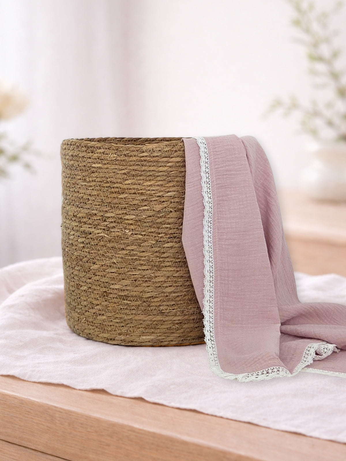 Muselina din bumbac 100% pentru bebelusi, model Petale cu dantela