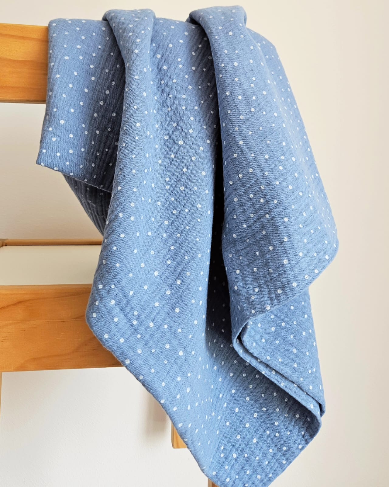 Muselina 70x90 cu imprimeu Little Dots Light Blue, bumbac 100% Oeko-Tex, realizata de Misina's Store – vedere completa