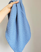 Detaliu imprimeu Little Dots Light Blue pe muselina bumbac 100% Oeko-Tex, realizata de Misina's Store