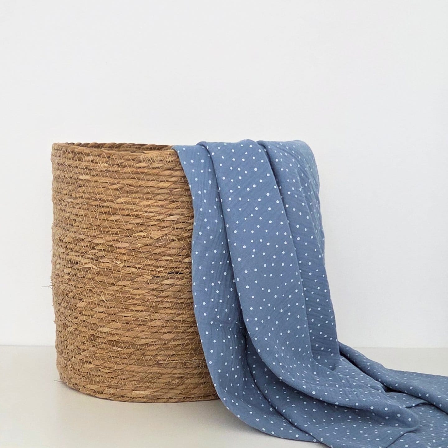 Muselina din bumbac 100% pentru bebelusi Little Dots Light Blue 40x60 sau 70x90 cm