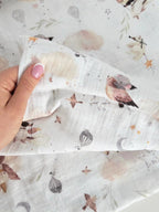 Detaliu textura muselina din bumbac 100% magic sky pentru bebelusi
