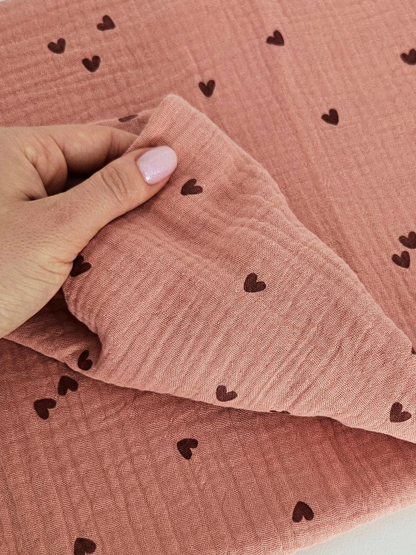 Detaliu imprimeu Small Hearts Blush pe muselina bumbac 100% Oeko-Tex, realizata de Misina's Store