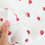 Detaliu imprimeu Strawberry pe muselina bumbac 100% Oeko-Tex, realizata de Misina's Store