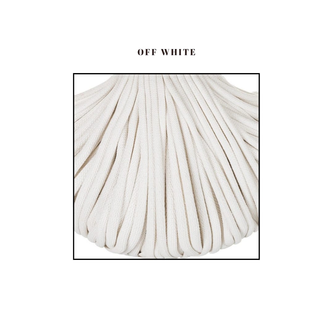 Fir textil de culoare off white, gros si moale, ideal pentru cosuri crosetate premium pentru bebelusi. Textura densa si uniforma, potrivita pentru produse handmade de calitate.