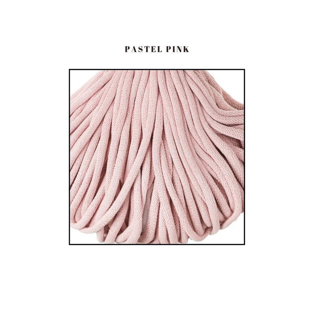 Fir textil de culoare pastel pink, gros si moale, ideal pentru cosuri crosetate premium pentru bebelusi. Textura densa si uniforma, potrivita pentru produse handmade de calitate.