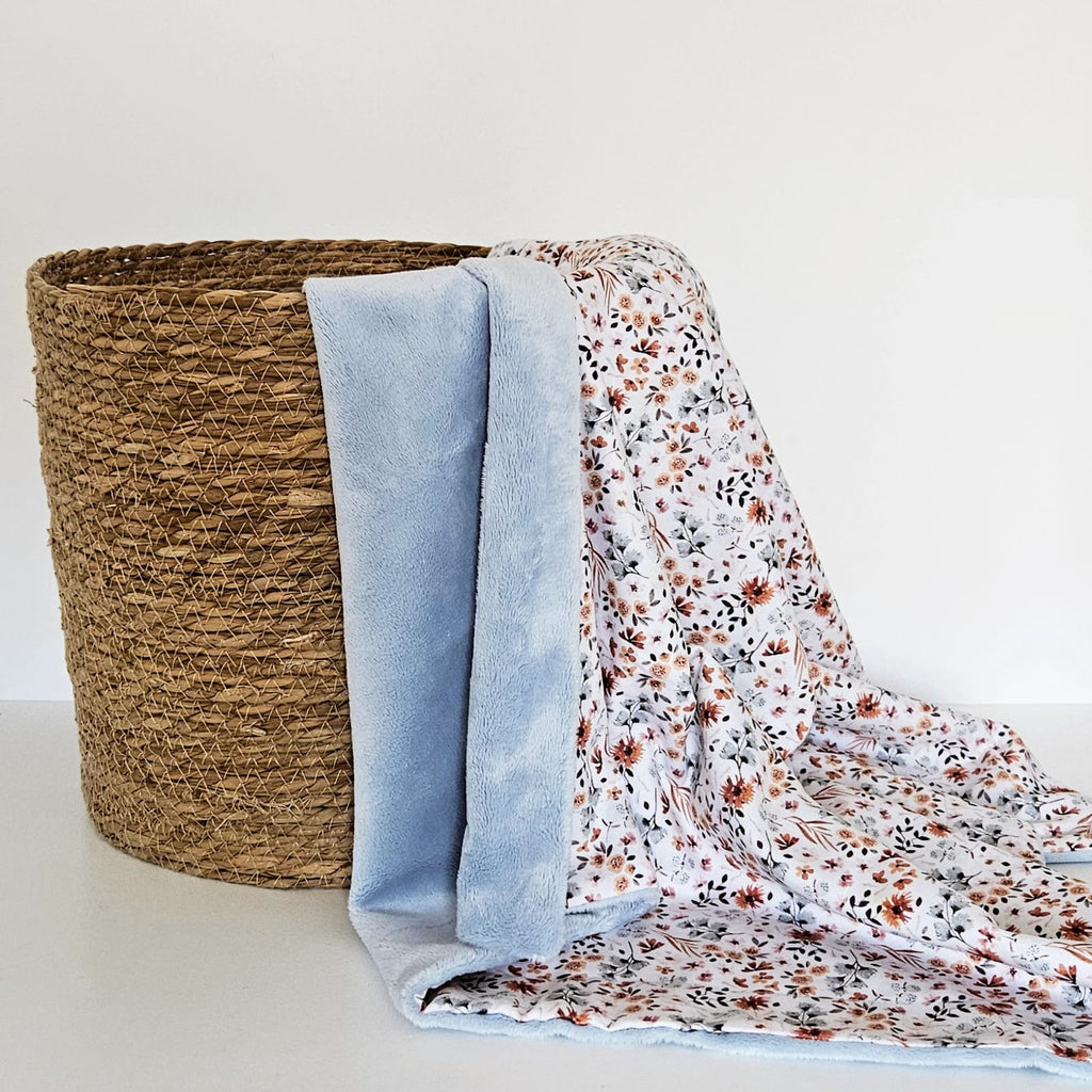 Patura 80x100 din bumbac si Minky, imprimeu Flowers/Blue, realizata de Misina's Store – vedere completa