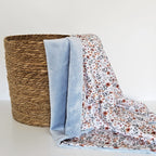 Patura 80x100 din bumbac si Minky, imprimeu Flowers/Blue, realizata de Misina's Store – vedere completa