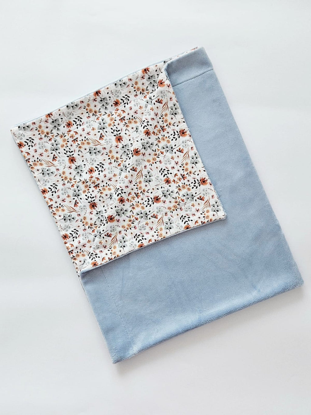 Detaliu imprimeu Flowers/Blue pe patura 80x100 din bumbac si Minky, realizata de Misina's Store