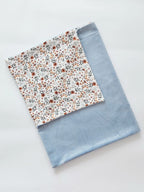 Detaliu imprimeu Flowers/Blue pe patura 80x100 din bumbac si Minky, realizata de Misina's Store