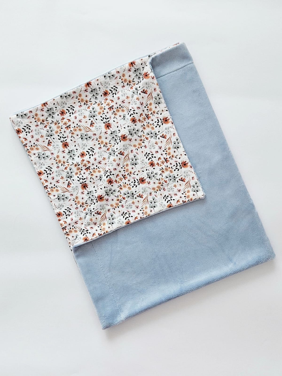 Detaliu imprimeu Flowers/Blue pe patura 80x100 din bumbac si Minky, realizata de Misina's Store