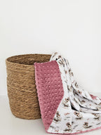 Patura 80x100 din bumbac si Minky, imprimeu Swan/Pink, realizata de Misina's Store – vedere completa