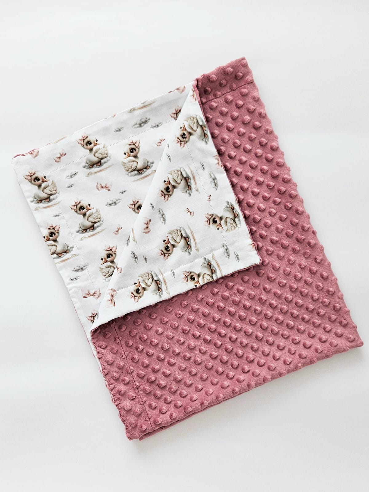 Detaliu imprimeu Swan/Pink pe patura 80x100 din bumbac si Minky, realizata de Misina's Store