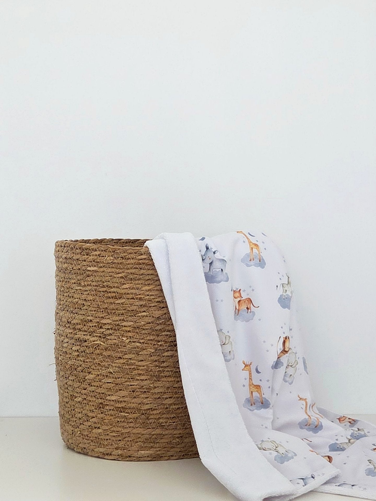 Patura 80x100 din bumbac si Minky, imprimeu Zoo Animals / White, realizata de Misina's Store – vedere completa