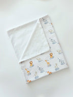 Detaliu imprimeu zoo animals/white pe patura 80x100 din bumbac si Minky, realizata de Misina's Store