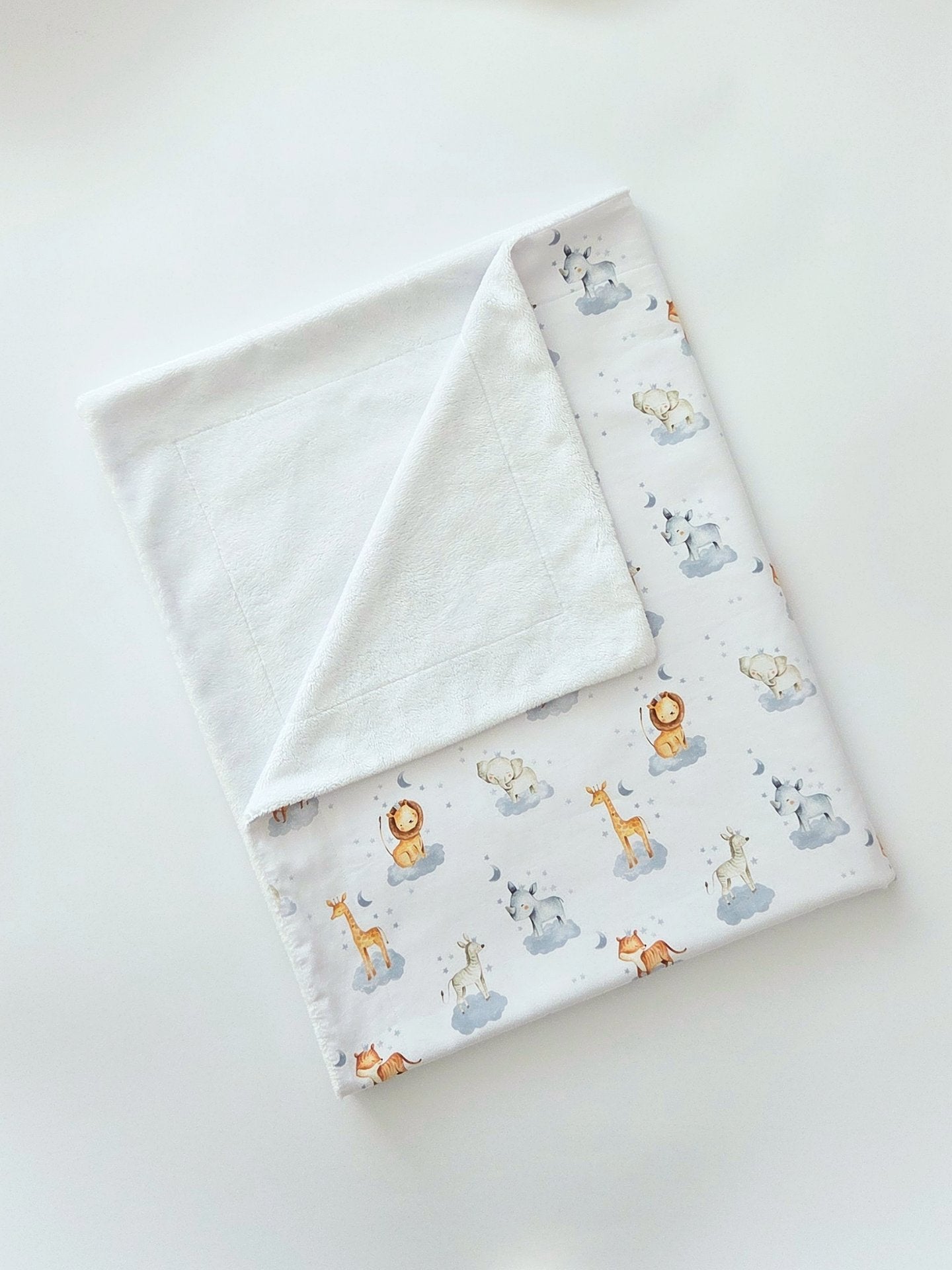 Detaliu imprimeu zoo animals/white pe patura 80x100 din bumbac si Minky, realizata de Misina's Store