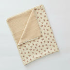 Detaliu imprimeu Cream / Flowers pe patura dubla 80x100 din muselina, realizata de Misina's Store