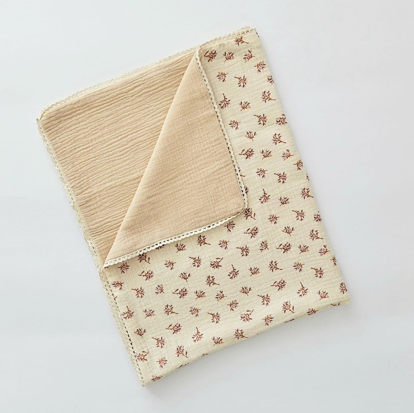 Detaliu imprimeu Cream / Flowers pe patura dubla 80x100 din muselina, realizata de Misina's Store