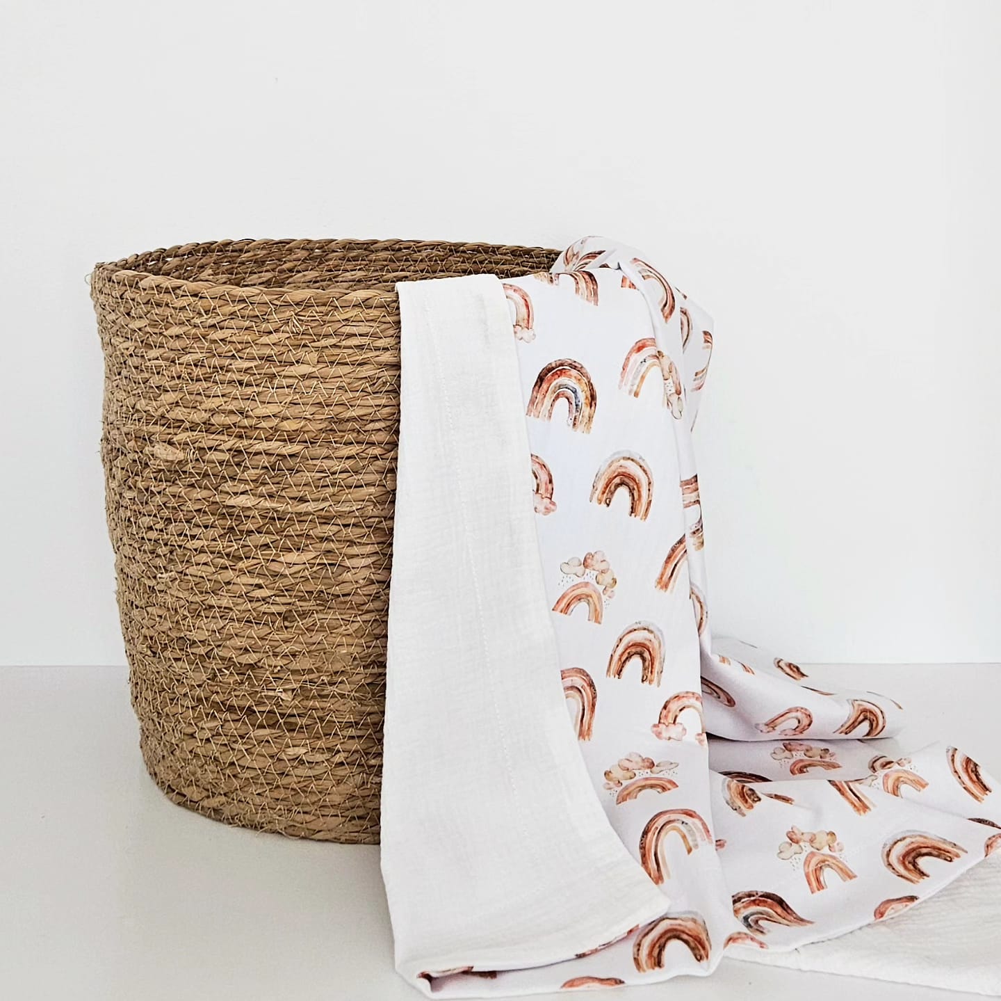 Detaliu imprimeu Rainbow si muselina White UNI pe patura dubla 80x100, realizata de Misina's Store