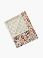 Paturica bebe Woodland Friends din bumbac si Minky crem, prezentata pe cos