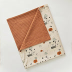 Paturica moale pentru bebelusi cu bumbac premium imprimat Ursulet in ploaie si material waffle pique mocha mousse