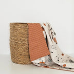 Păturica pentru bebelusi din waffle pique mocha mousse si bumbac premium cu imprimeu Ursulet in ploaie