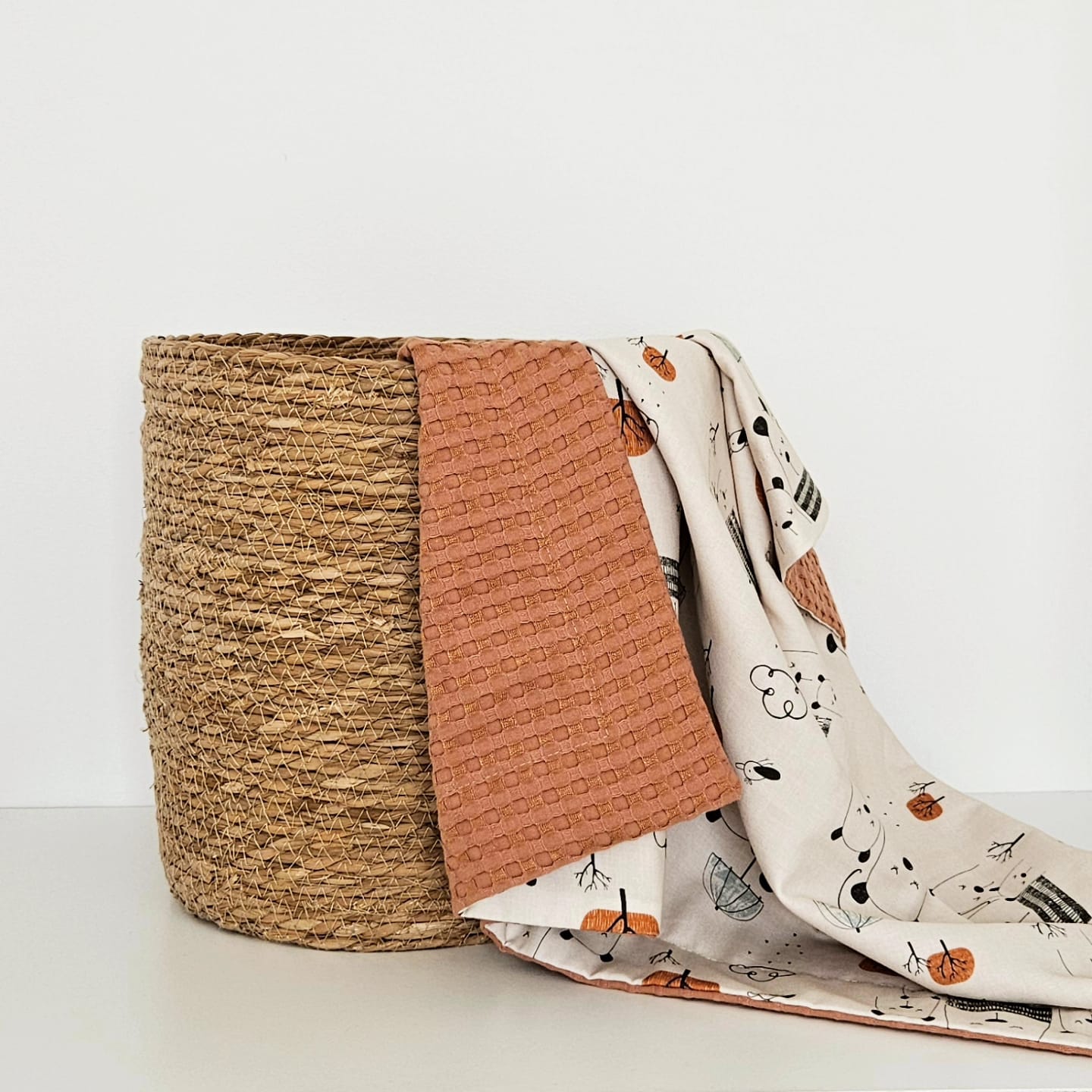 Păturica pentru bebelusi din waffle pique mocha mousse si bumbac premium cu imprimeu Ursulet in ploaie