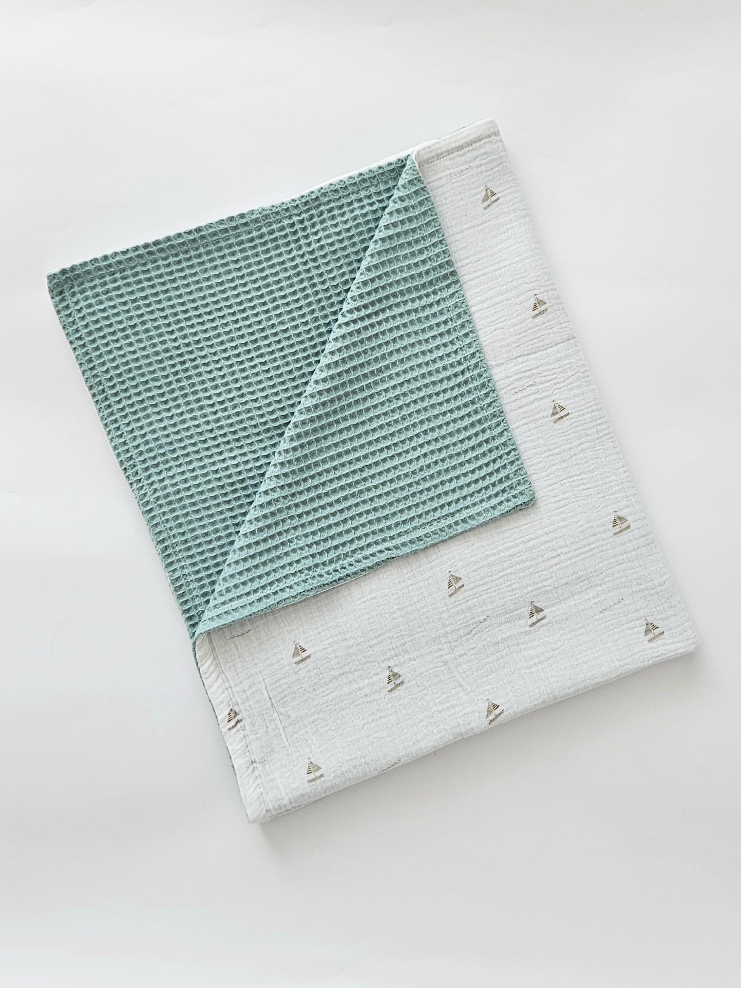 Detaliu paturica 80x100 din muselina si Waffle, White – Blue, realizata de Misina's Store