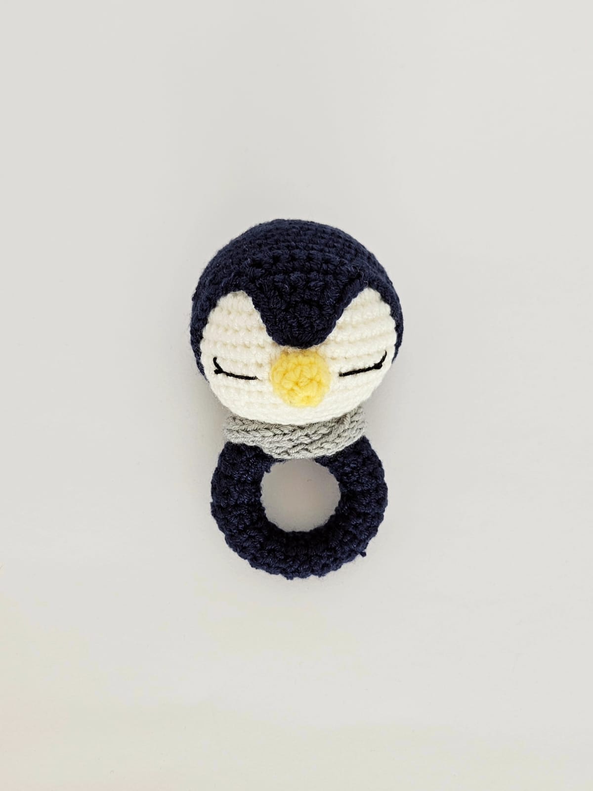 pinguin crosetat handmade pe inel de lemn natural, decor pentru camera copilului