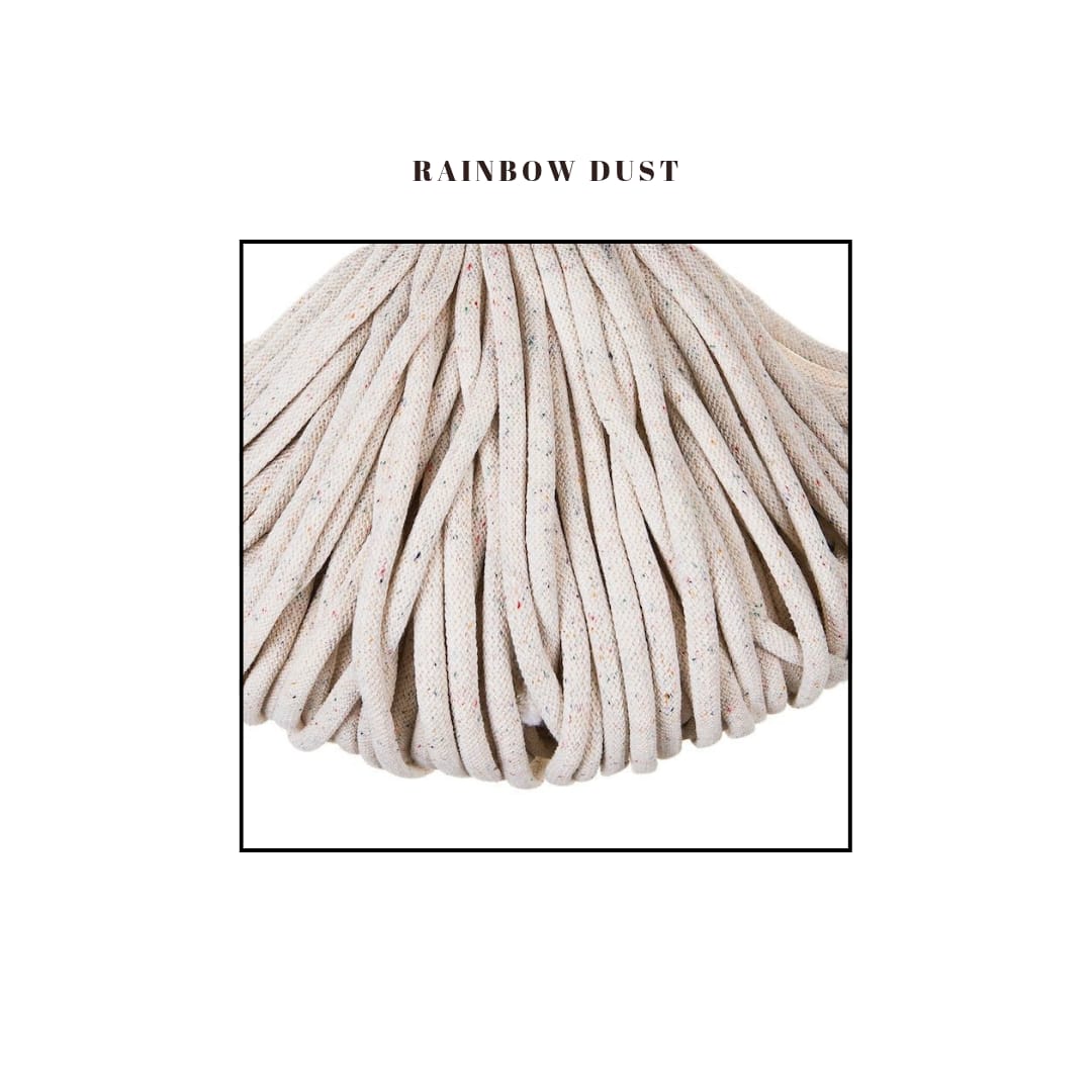 Fir textil de culoare rainbow dust, gros si moale, ideal pentru cosuri crosetate premium pentru bebelusi. Textura densa si uniforma, potrivita pentru produse handmade de calitate.