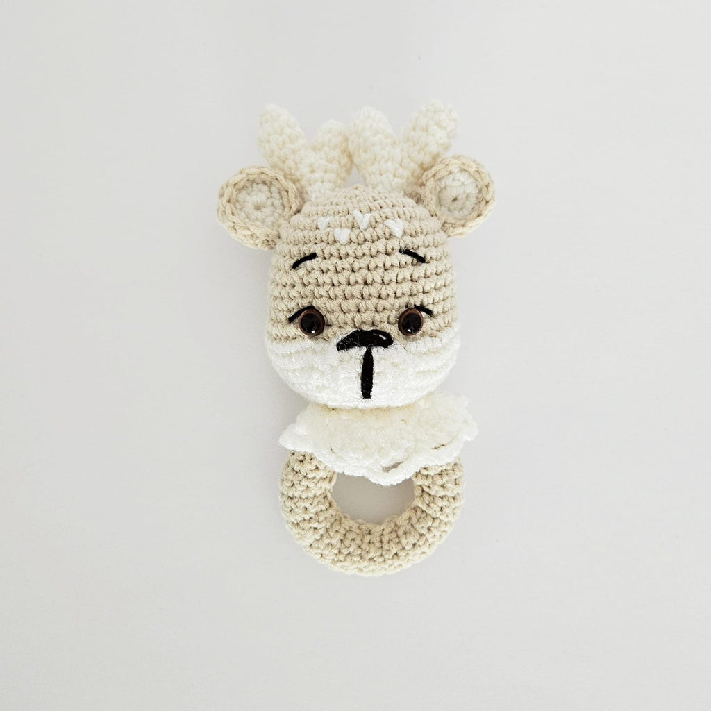 Ren crosetat handmade pe inel de lemn, decor de Craciun sau cadou pentru copii